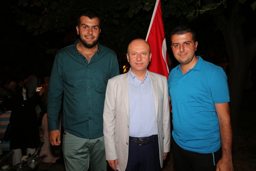 DEMOKRASİ NÖBETİNDE DURMAK YOK