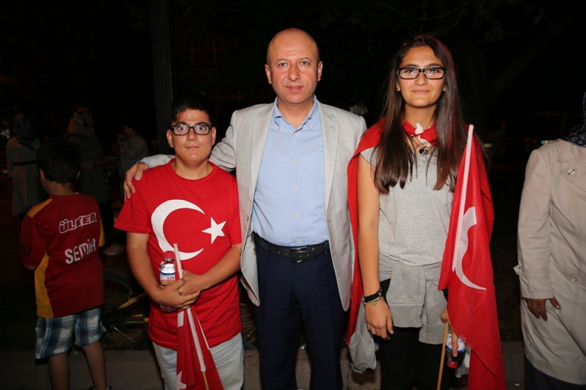 DEMOKRASİ NÖBETİNDE DURMAK YOK