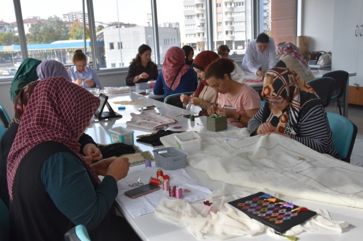 KOCASİNAN AKADEMİ, 71 BRANŞTA 47 BİN 651 KİŞİYE EĞİTİM VERDİ