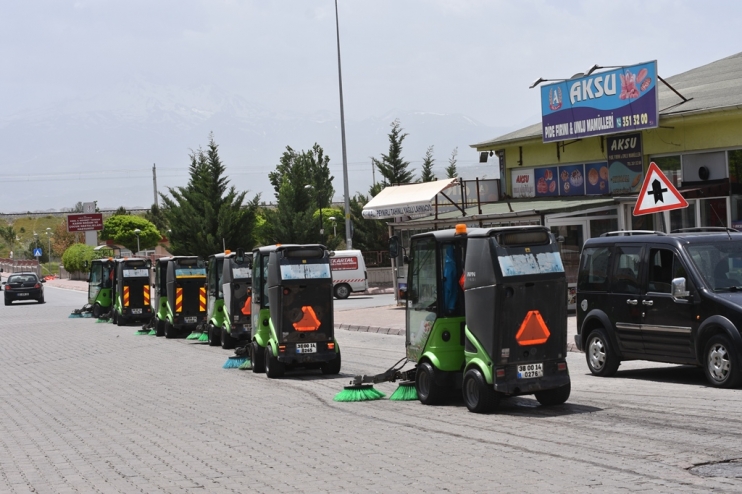 KOCASİNAN, TOPLADIĞI ÇÖPLERİ EKONOMİYE KAZANDIRIYOR