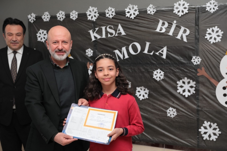 BAŞKAN ÇOLAKBAYRAKDAR, ÖĞRENCİLERİN KARNE HEYECANINA ORTAK OLDU