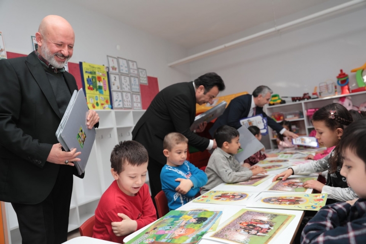 BAŞKAN ÇOLAKBAYRAKDAR, ÖĞRENCİLERİN KARNE HEYECANINA ORTAK OLDU
