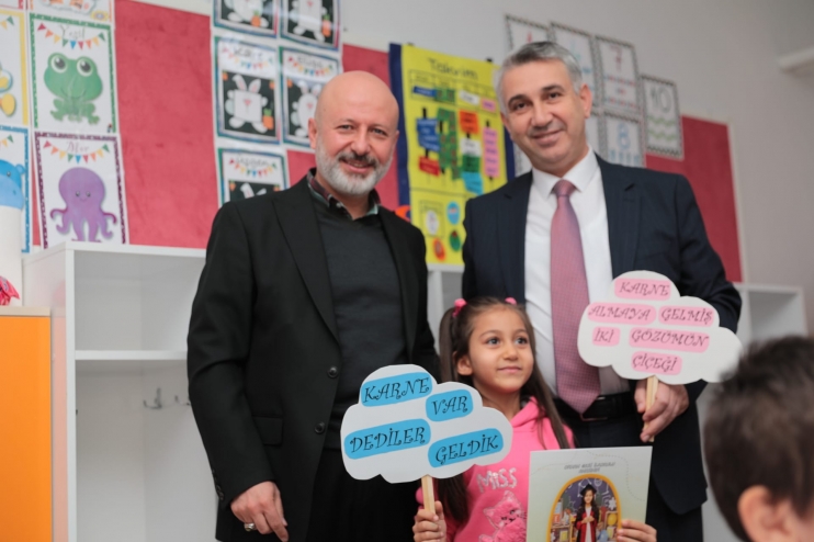 BAŞKAN ÇOLAKBAYRAKDAR, ÖĞRENCİLERİN KARNE HEYECANINA ORTAK OLDU