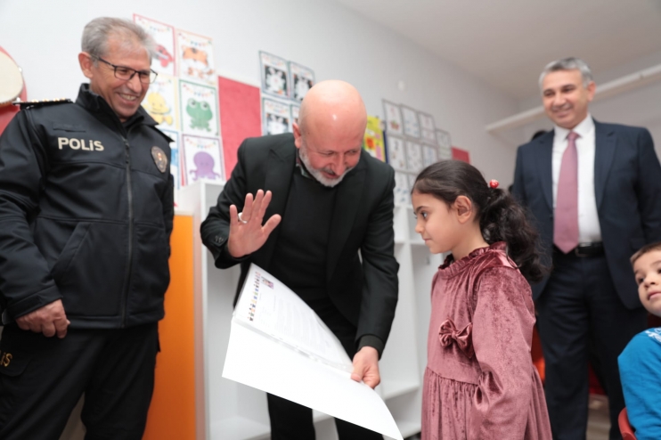 BAŞKAN ÇOLAKBAYRAKDAR, ÖĞRENCİLERİN KARNE HEYECANINA ORTAK OLDU