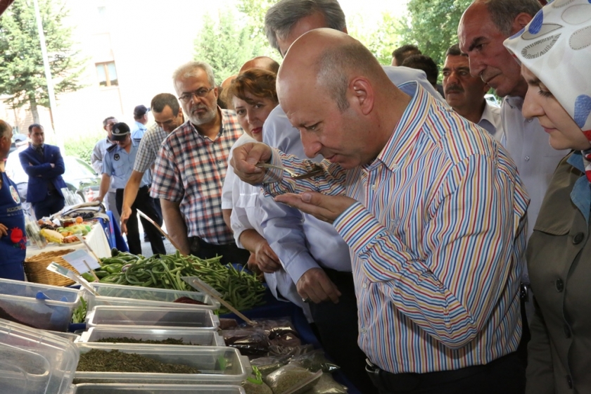 KOCASİNAN DA YÜZDE 100 ORGANİK PAZAR YERİ AÇILIŞINDA TÜKETİCİ İLE ÜRETİCİ EL ELE