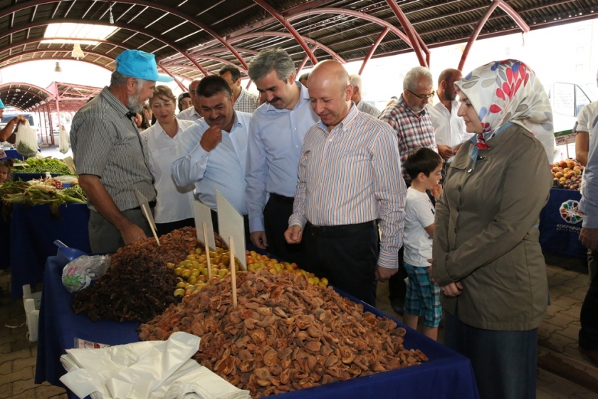 KOCASİNAN DA YÜZDE 100 ORGANİK PAZAR YERİ AÇILIŞINDA TÜKETİCİ İLE ÜRETİCİ EL ELE