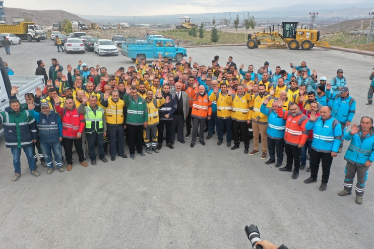 BAŞKAN ÇOLAKBAYRAKDAR; “YETER Kİ BEREKET YAĞSIN, KAR TEMİZLEMEYE HAZIRIZ”