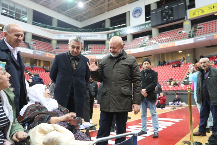 BAŞKAN ÇOLAKBAYRAKDAR, GECEYİ TESİSLERDE GEÇİREN VATANDAŞLARI ZİYARET ETTİ