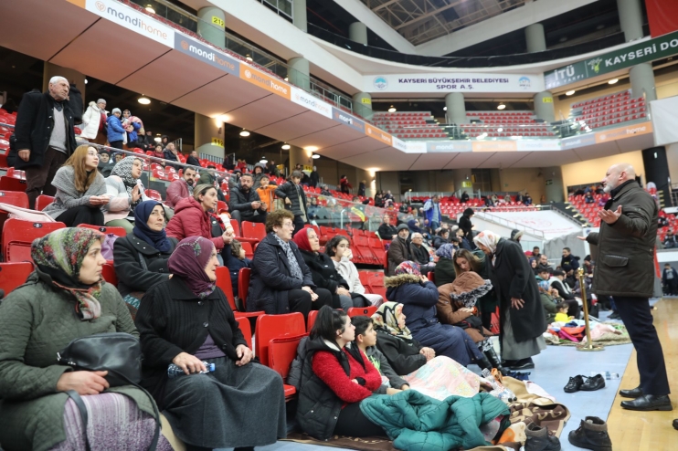 BAŞKAN ÇOLAKBAYRAKDAR, GECEYİ TESİSLERDE GEÇİREN VATANDAŞLARI ZİYARET ETTİ