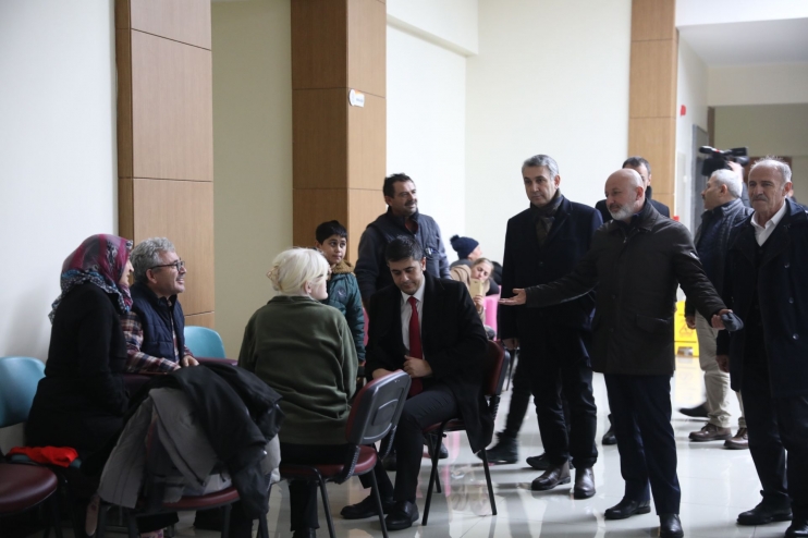 BAŞKAN ÇOLAKBAYRAKDAR, GECEYİ TESİSLERDE GEÇİREN VATANDAŞLARI ZİYARET ETTİ