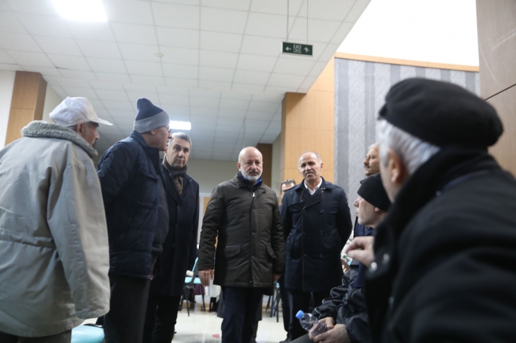BAŞKAN ÇOLAKBAYRAKDAR, GECEYİ TESİSLERDE GEÇİREN VATANDAŞLARI ZİYARET ETTİ