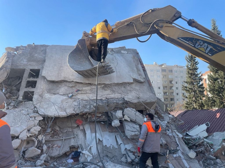 BAŞKAN ÇOLAKBAYRAKDAR, “104 PERSOELİMİZ VE 41 ARACIMIZLA DEPREM BÖLGELERİNDEYİZ”