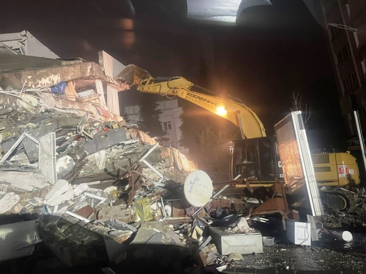 BAŞKAN ÇOLAKBAYRAKDAR; “DEPREMİN İLK SAATLERİNDEN İTİBAREN GECE-GÜNDÜZ DURMADAN ÇALIŞIYORUZ”