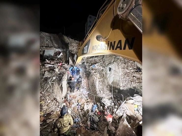 BAŞKAN ÇOLAKBAYRAKDAR; “DEPREMİN İLK SAATLERİNDEN İTİBAREN GECE-GÜNDÜZ DURMADAN ÇALIŞIYORUZ”