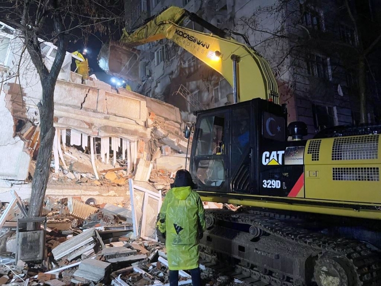 BAŞKAN ÇOLAKBAYRAKDAR; “DEPREMİN İLK SAATLERİNDEN İTİBAREN GECE-GÜNDÜZ DURMADAN ÇALIŞIYORUZ”