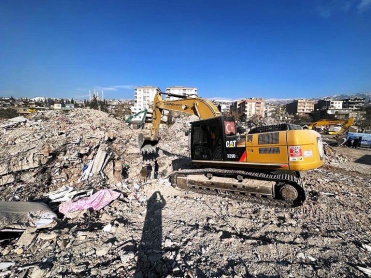 BAŞKAN ÇOLAKBAYRAKDAR; “DEPREMİN İLK SAATLERİNDEN İTİBAREN GECE-GÜNDÜZ DURMADAN ÇALIŞIYORUZ”