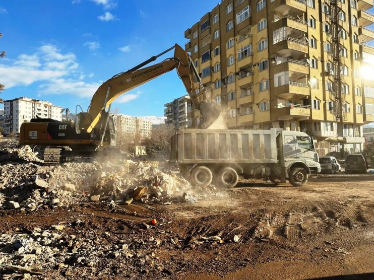 BAŞKAN ÇOLAKBAYRAKDAR; “DEPREMİN İLK SAATLERİNDEN İTİBAREN GECE-GÜNDÜZ DURMADAN ÇALIŞIYORUZ”