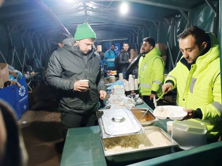 BAŞKAN ÇOLAKBAYRAKDAR; “DEPREMİN İLK SAATLERİNDEN İTİBAREN GECE-GÜNDÜZ DURMADAN ÇALIŞIYORUZ”