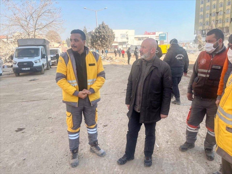 BAŞKAN ÇOLAKBAYRAKDAR, DEPREM BÖLGESİNDEKİ ÇALIŞMALARI KONTROL ETTİ