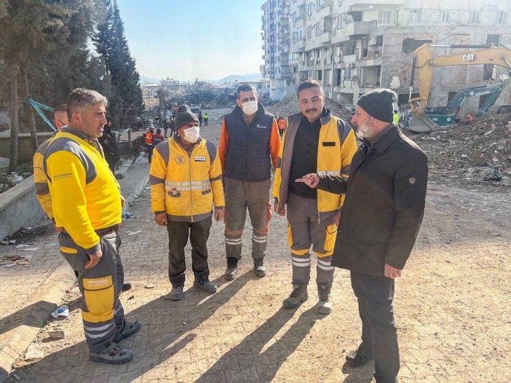 BAŞKAN ÇOLAKBAYRAKDAR, DEPREM BÖLGESİNDEKİ ÇALIŞMALARI KONTROL ETTİ