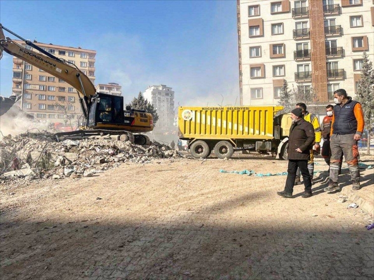 BAŞKAN ÇOLAKBAYRAKDAR, DEPREM BÖLGESİNDEKİ ÇALIŞMALARI KONTROL ETTİ