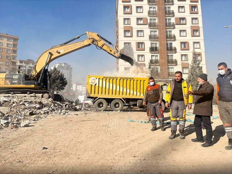 BAŞKAN ÇOLAKBAYRAKDAR, DEPREM BÖLGESİNDEKİ ÇALIŞMALARI KONTROL ETTİ