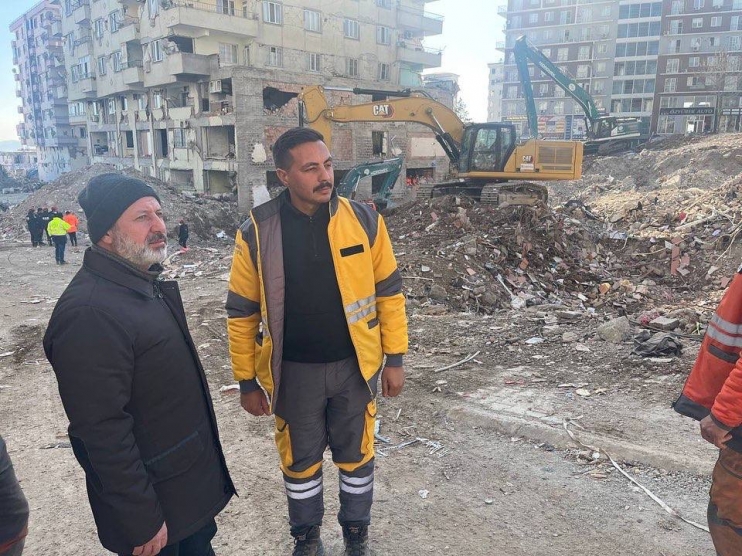 BAŞKAN ÇOLAKBAYRAKDAR, DEPREM BÖLGESİNDEKİ ÇALIŞMALARI KONTROL ETTİ