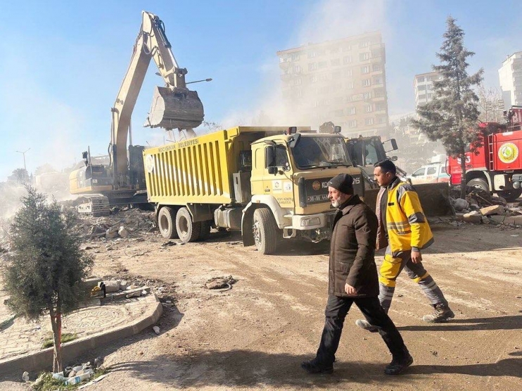 BAŞKAN ÇOLAKBAYRAKDAR, DEPREM BÖLGESİNDEKİ ÇALIŞMALARI KONTROL ETTİ