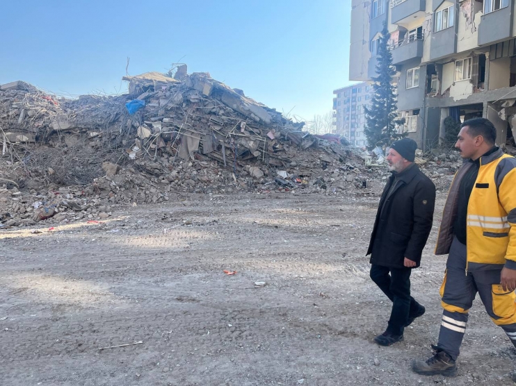 BAŞKAN ÇOLAKBAYRAKDAR; “HER ŞARTTA VE KOŞULDA DEPREMZEDE KARDEŞLERİMİZİN YANINDAYIZ”