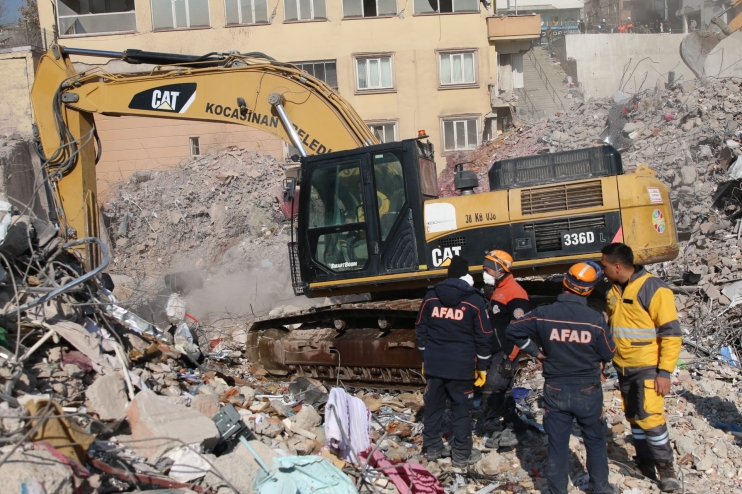 BAŞKAN ÇOLAKBAYRAKDAR; “HER ŞARTTA VE KOŞULDA DEPREMZEDE KARDEŞLERİMİZİN YANINDAYIZ”