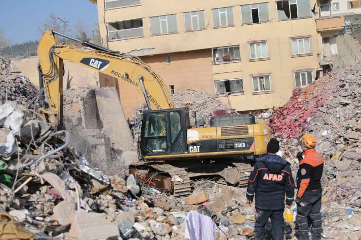 BAŞKAN ÇOLAKBAYRAKDAR; “HER ŞARTTA VE KOŞULDA DEPREMZEDE KARDEŞLERİMİZİN YANINDAYIZ”