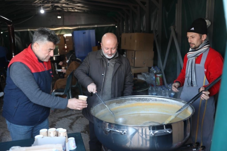 BAŞKAN ÇOLAKBAYRAKDAR; “HER ŞARTTA VE KOŞULDA DEPREMZEDE KARDEŞLERİMİZİN YANINDAYIZ”
