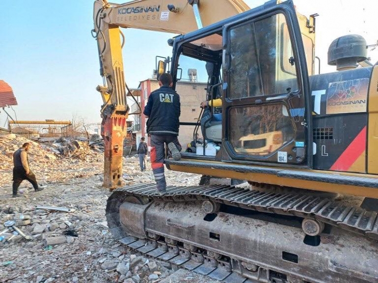 BAŞKAN ÇOLAKBAYRAKDAR; “SON YARALAR SARILANA KADAR, AFET BÖLGELERİNDEYİZ”