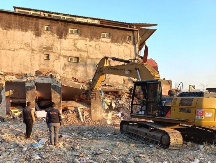 BAŞKAN ÇOLAKBAYRAKDAR; “SON YARALAR SARILANA KADAR, AFET BÖLGELERİNDEYİZ”