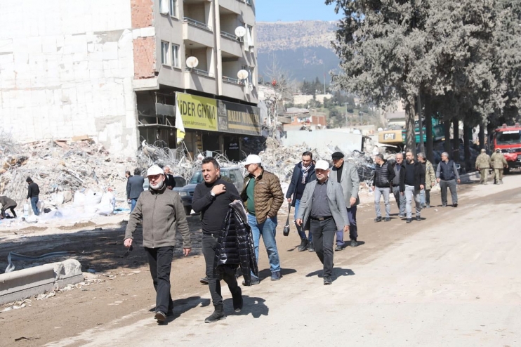 BAŞKAN ÇOLAKBAYRAKDAR, BU SEFERDE MECLİS ÜYELERİYLE DEPREM BÖLGESİNDE