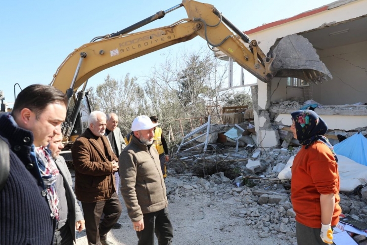 BAŞKAN ÇOLAKBAYRAKDAR, BU SEFERDE MECLİS ÜYELERİYLE DEPREM BÖLGESİNDE