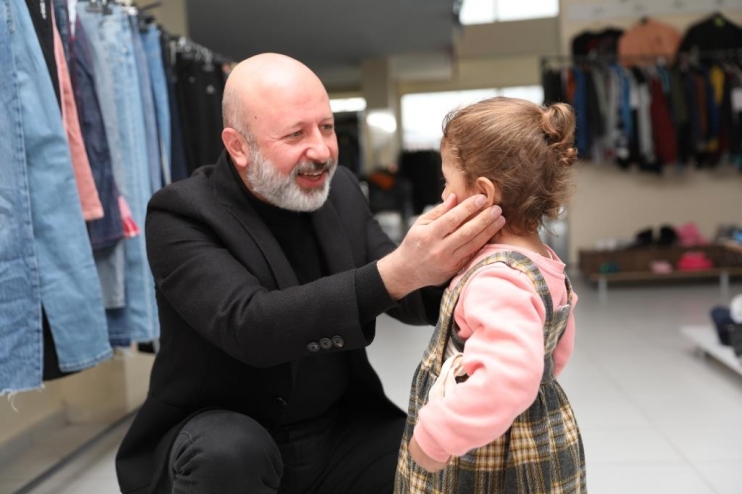 BAŞKAN ÇOLAKBAYRAKDAR; “SOSYAL MARKET’İMİZLE DEPREMZEDE KARDEŞLERİMİZİN GİYSİ İHTİYACINI KARŞILIYORUZ”