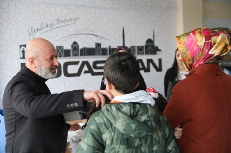 BAŞKAN ÇOLAKBAYRAKDAR; “SOSYAL MARKET’İMİZLE DEPREMZEDE KARDEŞLERİMİZİN GİYSİ İHTİYACINI KARŞILIYORUZ”