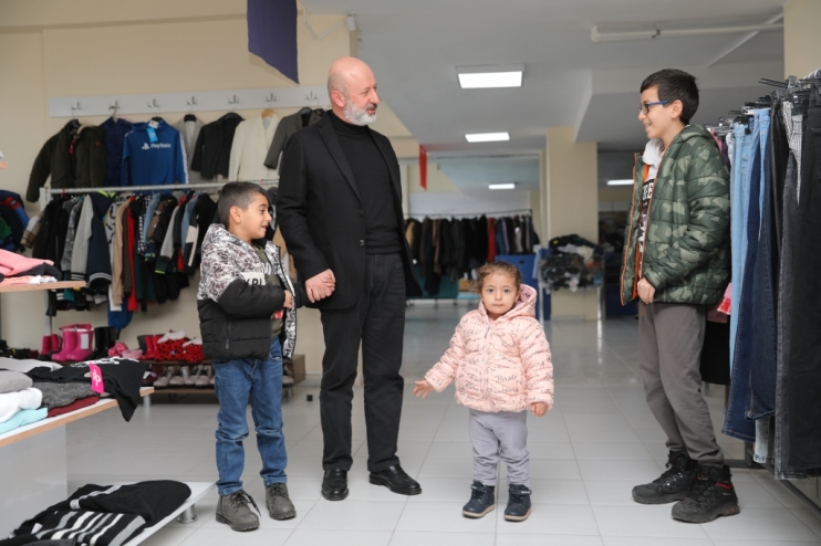 BAŞKAN ÇOLAKBAYRAKDAR; “SOSYAL MARKET’İMİZLE DEPREMZEDE KARDEŞLERİMİZİN GİYSİ İHTİYACINI KARŞILIYORUZ”