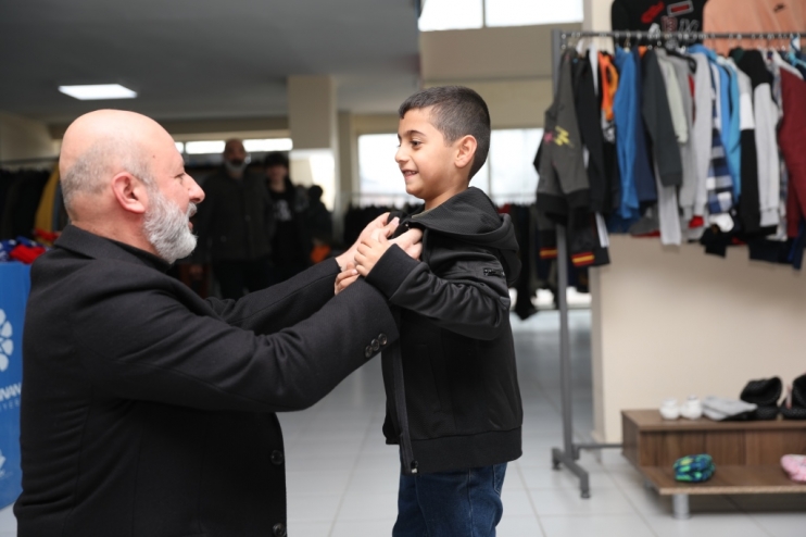 BAŞKAN ÇOLAKBAYRAKDAR; “SOSYAL MARKET’İMİZLE DEPREMZEDE KARDEŞLERİMİZİN GİYSİ İHTİYACINI KARŞILIYORUZ”