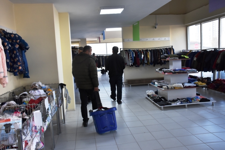 BAŞKAN ÇOLAKBAYRAKDAR; “SOSYAL MARKET’İMİZLE DEPREMZEDE KARDEŞLERİMİZİN GİYSİ İHTİYACINI KARŞILIYORUZ”