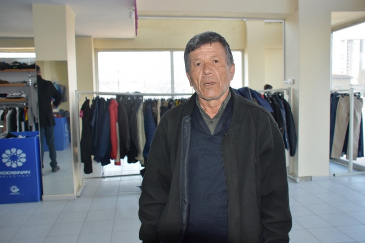 BAŞKAN ÇOLAKBAYRAKDAR; “SOSYAL MARKET’İMİZLE DEPREMZEDE KARDEŞLERİMİZİN GİYSİ İHTİYACINI KARŞILIYORUZ”