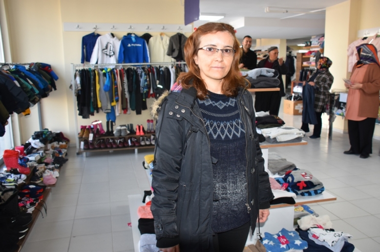 BAŞKAN ÇOLAKBAYRAKDAR; “SOSYAL MARKET’İMİZLE DEPREMZEDE KARDEŞLERİMİZİN GİYSİ İHTİYACINI KARŞILIYORUZ”