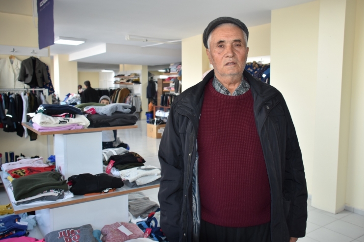 BAŞKAN ÇOLAKBAYRAKDAR; “SOSYAL MARKET’İMİZLE DEPREMZEDE KARDEŞLERİMİZİN GİYSİ İHTİYACINI KARŞILIYORUZ”