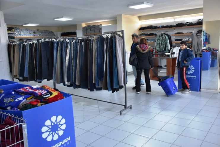 BAŞKAN ÇOLAKBAYRAKDAR; “SOSYAL MARKET’İMİZLE DEPREMZEDE KARDEŞLERİMİZİN GİYSİ İHTİYACINI KARŞILIYORUZ”