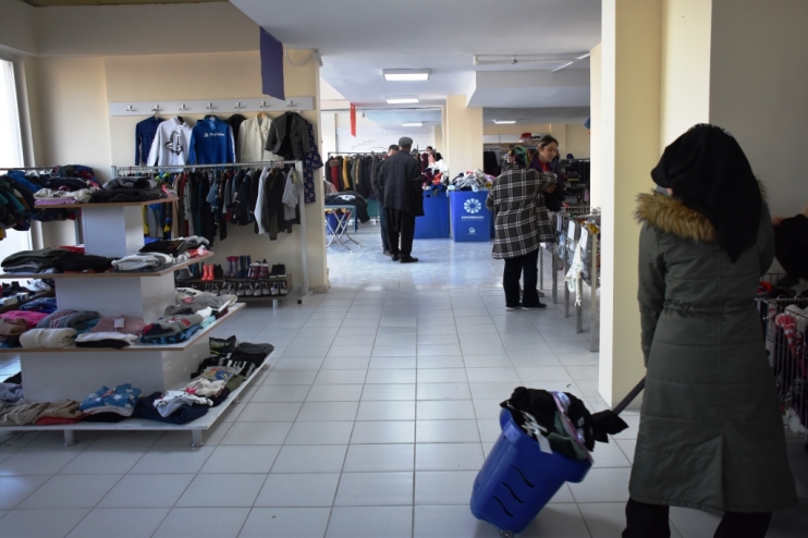 BAŞKAN ÇOLAKBAYRAKDAR; “SOSYAL MARKET’İMİZLE DEPREMZEDE KARDEŞLERİMİZİN GİYSİ İHTİYACINI KARŞILIYORUZ”