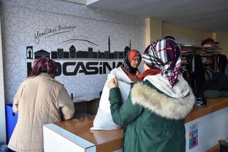 BAŞKAN ÇOLAKBAYRAKDAR; “SOSYAL MARKET’İMİZLE DEPREMZEDE KARDEŞLERİMİZİN GİYSİ İHTİYACINI KARŞILIYORUZ”