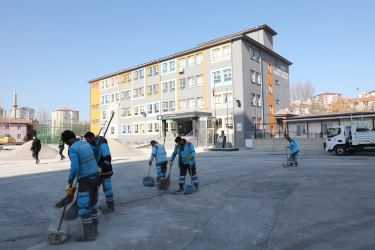 BAŞKAN ÇOLAKBAYRAKDAR, DEPREMDE HASAR GÖREN YAPILARIN YIKIM ÇALIŞMALARINI KONTROL ETTİ