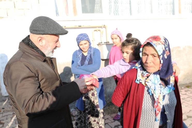 BAŞKAN ÇOLAKBAYRAKDAR; “DEPREMZEDE KARDEŞLERİMİZİN HER ALANDA İHTİYAÇLARINI KARŞILIYORUZ”