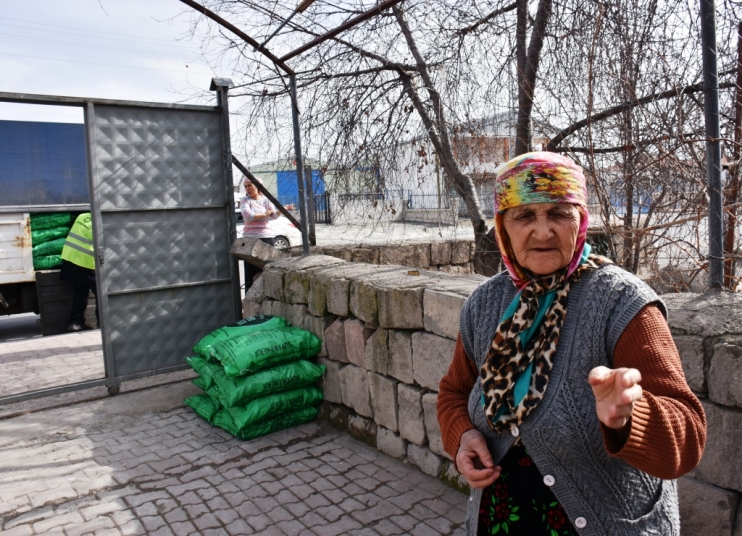 BAŞKAN ÇOLAKBAYRAKDAR; “DEPREMZEDE KARDEŞLERİMİZİN HER ZAMAN YANINDAYIZ”